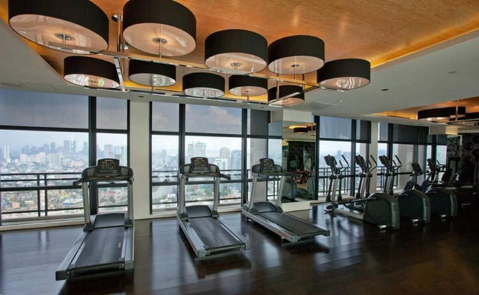 Loft in Bel-Air: Infinity Pool, Netflix & Gym Vacation rental in Makati