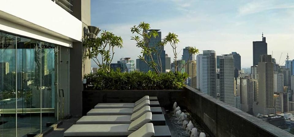 Loft in Bel-Air: Infinity Pool, Netflix & Gym Vacation rental in Makati