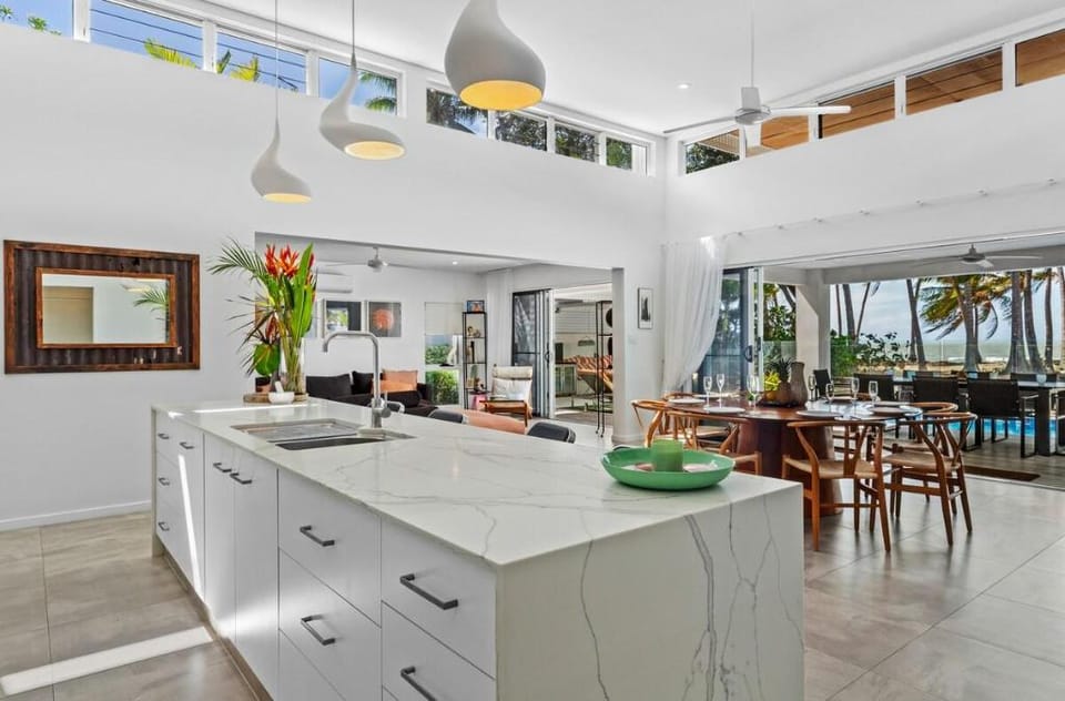 Tenterfield On Oak - 4 Bedroom Beachfront Luxury Vacation rental in Oak Beach
