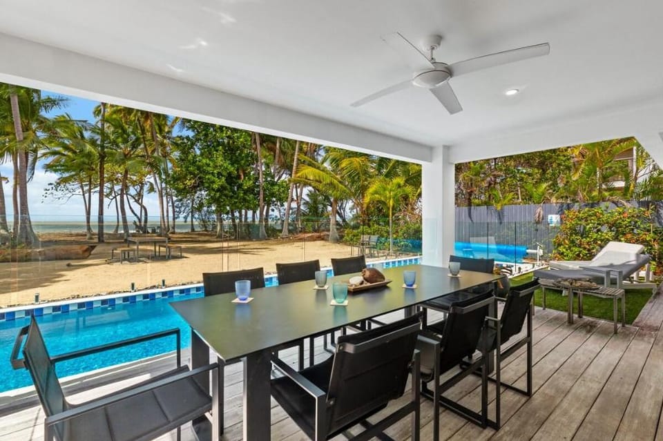 Tenterfield On Oak - 4 Bedroom Beachfront Luxury Vacation rental in Oak Beach