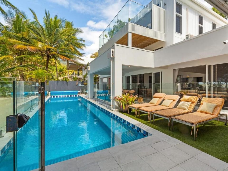 Tenterfield On Oak - 4 Bedroom Beachfront Luxury Vacation rental in Oak Beach