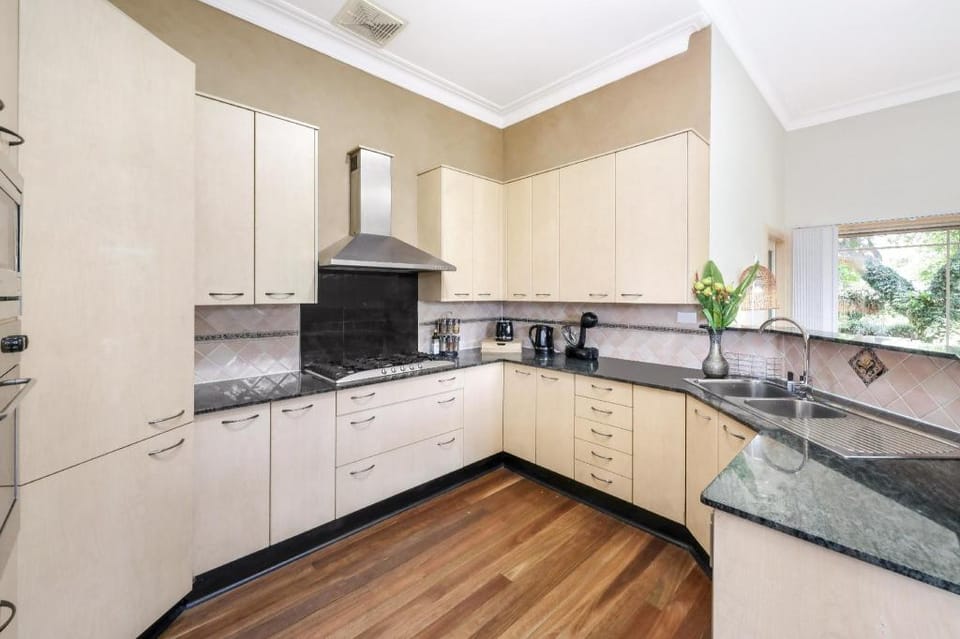 Eastwood 5B Home with European Garden  Villa in Sydney