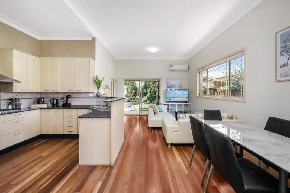 Eastwood 5B Home with European Garden  Villa in Sydney
