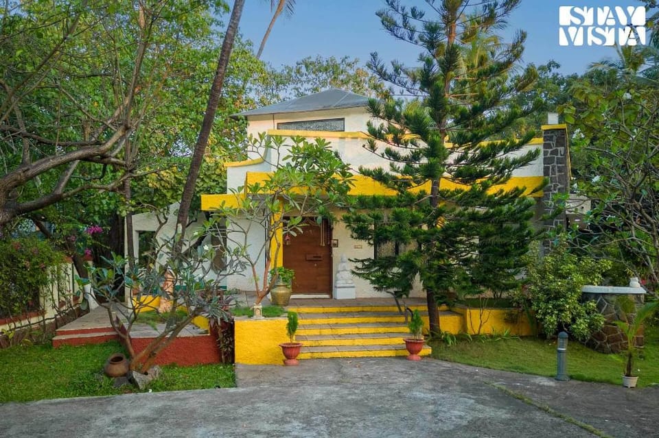 Eden's Estate by StayVista - Featuring cozy rooms with a private pool, and modern interiors for a de Villa in Maharashtra