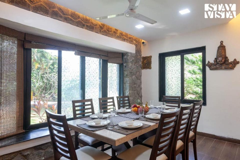 Eden's Estate by StayVista - Featuring cozy rooms with a private pool, and modern interiors for a de Villa in Maharashtra