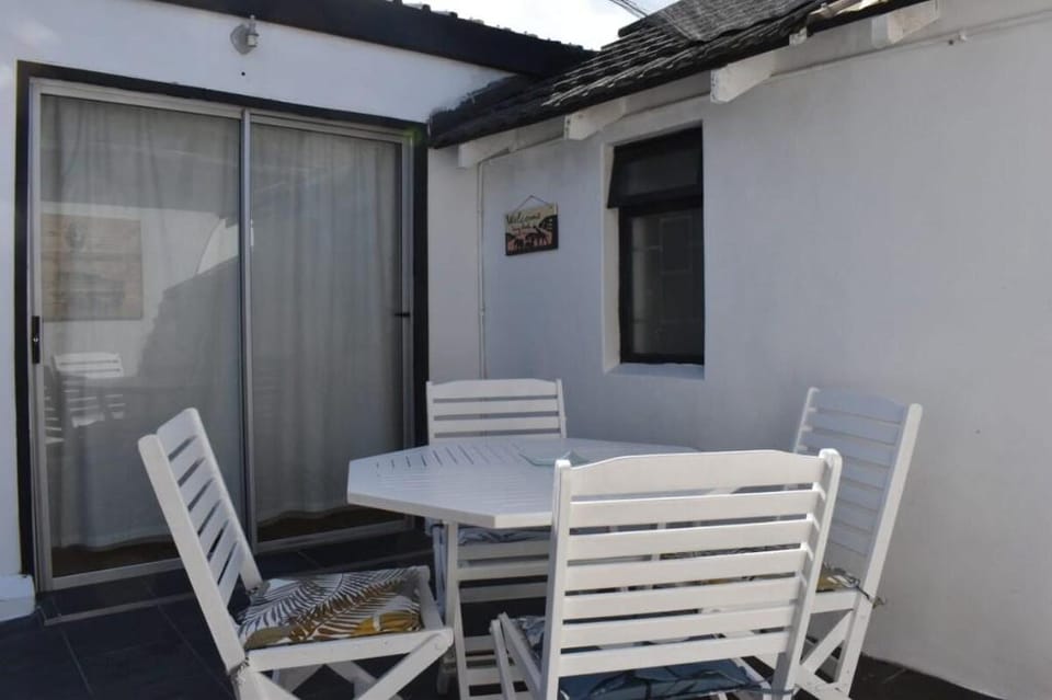 Lovely 1 beedrom flat with patio Apartment in Cape Town
