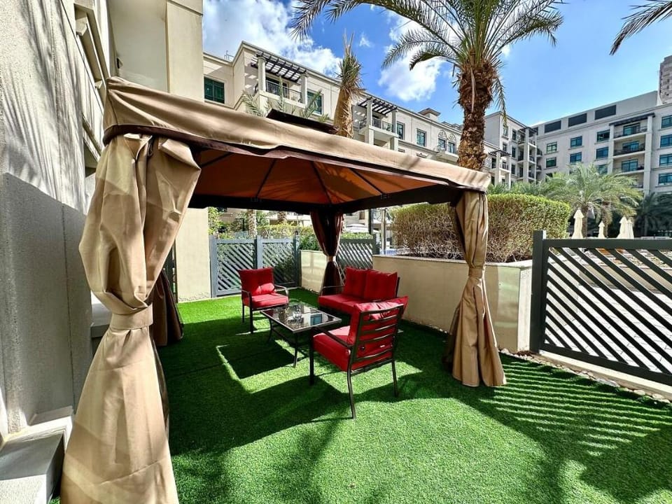 Lux BnB Travo Tower I Private Garden I Lake View Apartment in Dubai