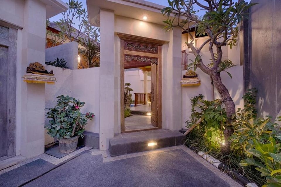 Intimate 2BR Private Pool Villa near Canggu Beach Villa in North Kuta