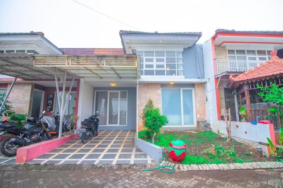 Family A18 Fiorence by Sans Villa Vacation rental in Batu