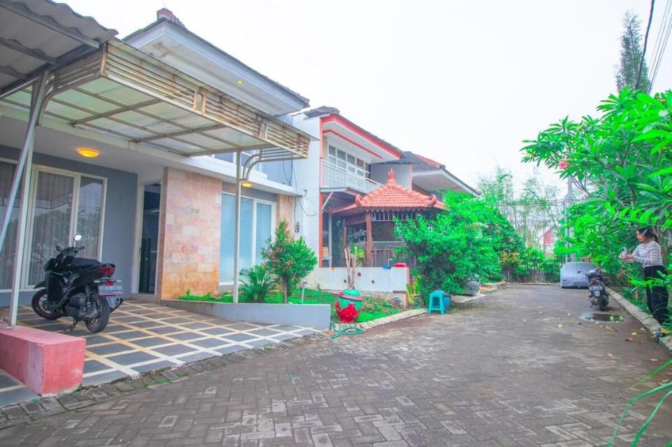 Family A18 Fiorence by Sans Villa Vacation rental in Batu