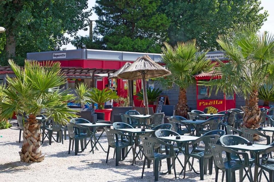 Mobile home De Luxe 3 chambres, 6 personnes Vacation rental in Saint-Cyprien