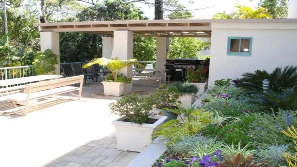 Tranquil Burleigh Retreat: 2B2B -Garden View Lvl11 Apartment in Burleigh Heads