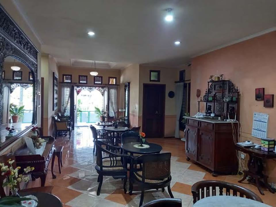 Kateza Homestay by Yurooms.id Vacation rental in East Java