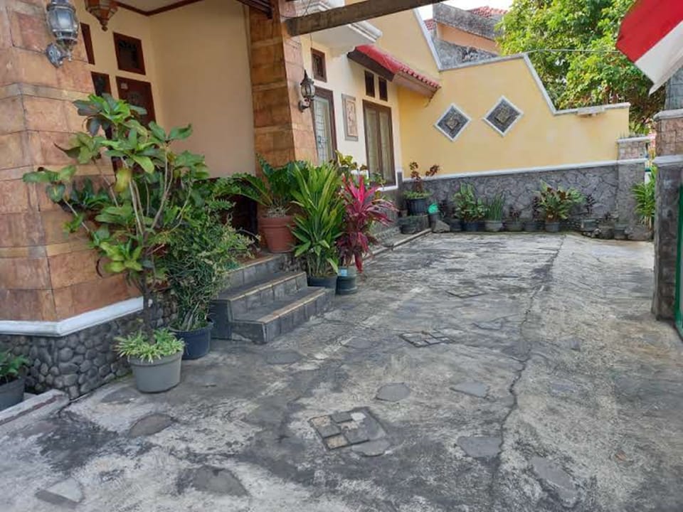 Kateza Homestay by Yurooms.id Vacation rental in East Java