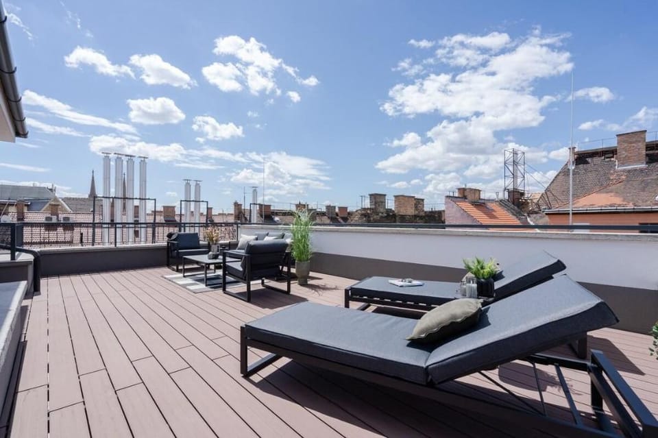 The Rose Garden Apartments_Penthouse - Parking,2BR Apartment in Budapest
