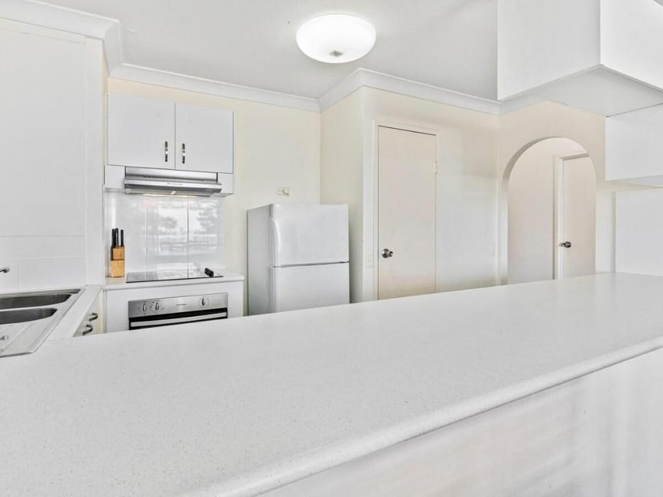 Beachfront Apartment with Pool Marine Parade Miami Apartment in Gold Coast