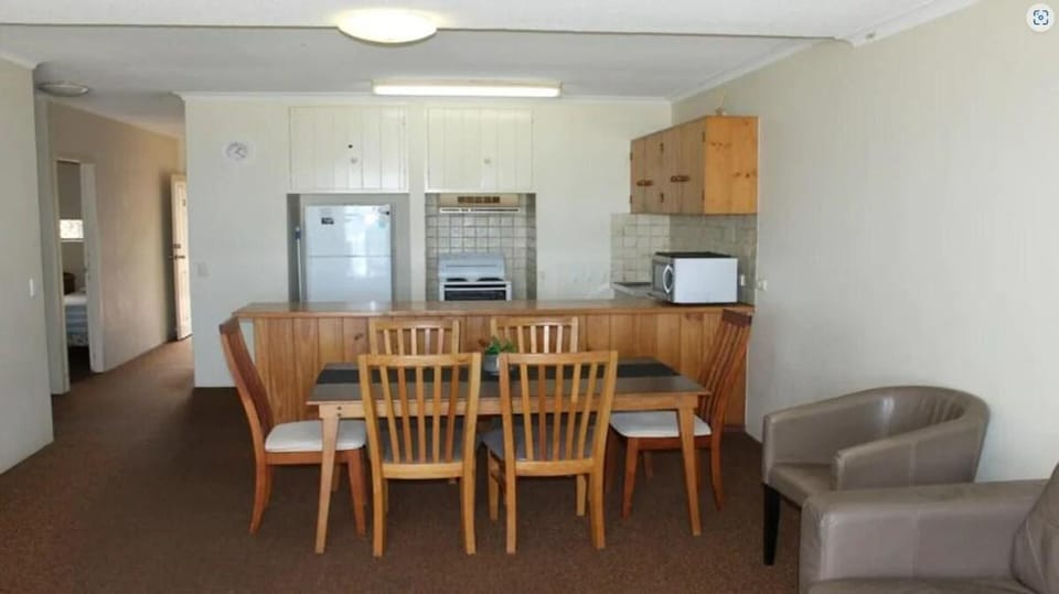 Coastal Haven 3BR Beachfront Apt Apartment in Mermaid Beach