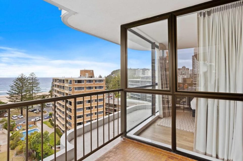 Sunrise to Sunset - Burleigh Ocean Views Apartment in Palm Beach