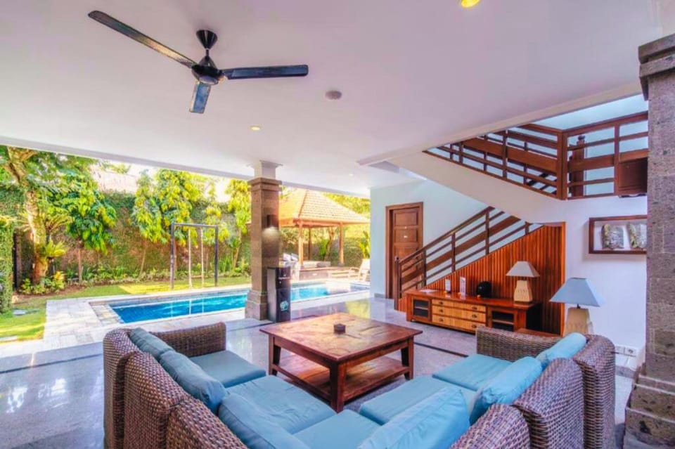 Elegant 3 BR Private Pool with Garden View #IR18 Villa in North Kuta