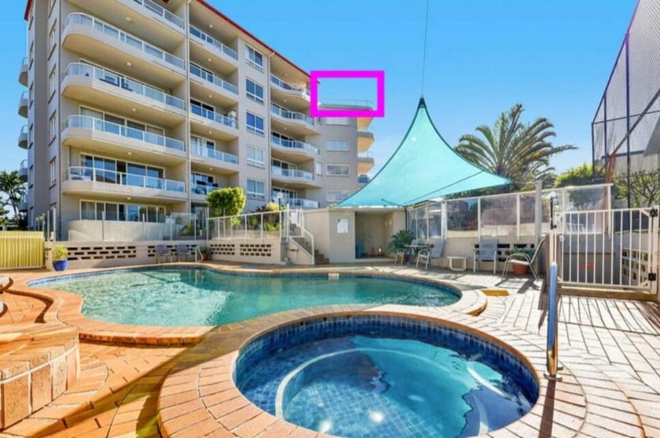 A 3 Bedroom Penthouse! Palm Beach Apartment in Palm Beach