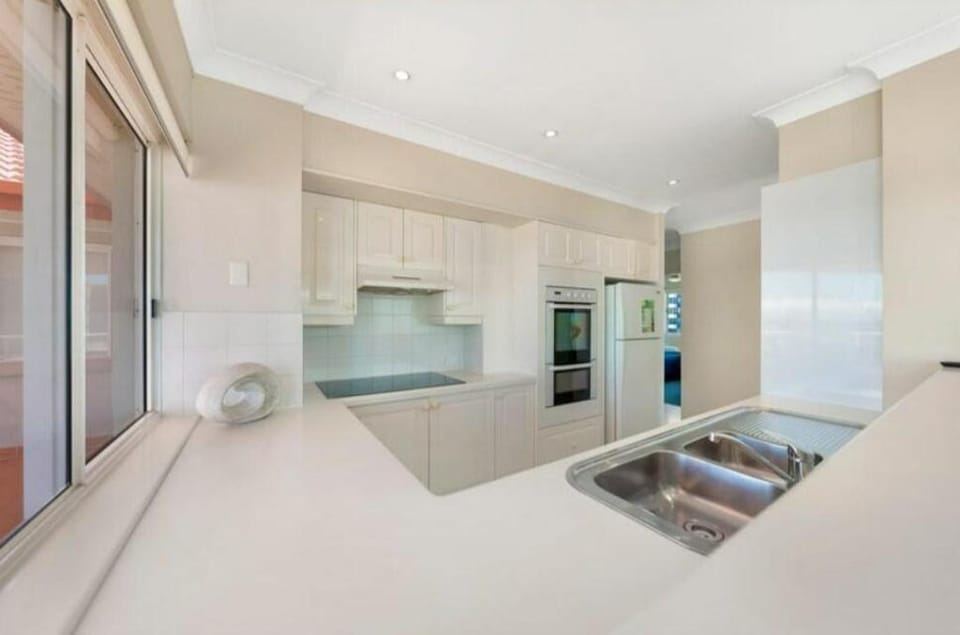 A 3 Bedroom Penthouse! Palm Beach Apartment in Palm Beach