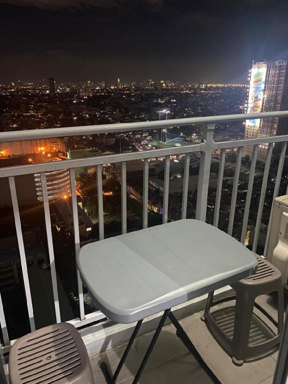 Grass Residences SM North 1 BR w/scenic city view Apartment in Quezon City