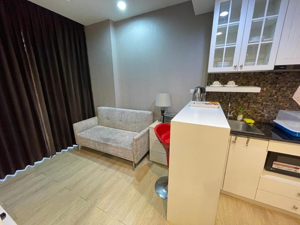 Easy Easy F2 @ patio Apartment in Chon Buri Changwat