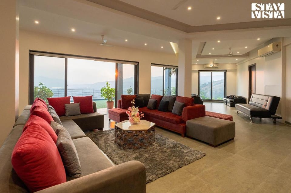 Aarna House by StayVista - Mountain & lakeview villa, Contemporary modern interiors & a charming ter Villa in Maharashtra