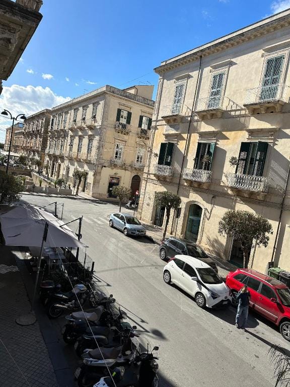 Historical 1400 Ft2 Apartment At Temple Of Apollo Apartment in Syracuse