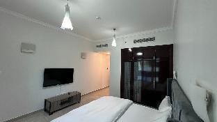 Luxurious 1BDR Apartment with balcony in Marina Apartment in Dubai