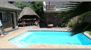 Sensational Antique Queen Suite Apartment in Gauteng