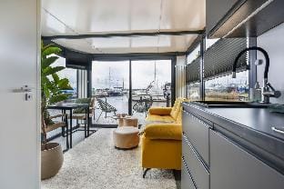 Cosy tiny houseboats near center and restaurants Vacation rental in Zeewolde