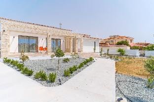 Aretousa Dyo Villa in Peyia