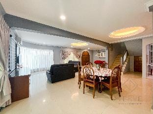 Taman Saikat IPOH  Happy Suites by Verve (12pax) Vacation rental in Ipoh