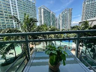 DAVIS PLACE @AZURE Apartment in Paranaque