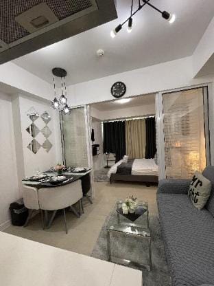 DAVIS PLACE @AZURE Apartment in Paranaque