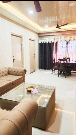 Carnival Stay 1-Luxurious 2BHK Kitchn-AC-wifi-Ghat Apartment in Varanasi