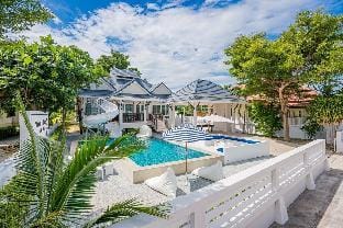About a beach Pool Villa บ้านพักติดทะเล Vacation rental in Chon Buri Changwat