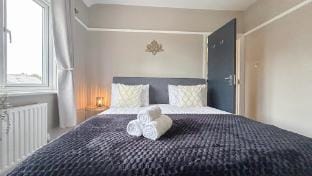 Prestigious 3Bed with Parking near Kingston Thames Apartment in Kingston upon Thames