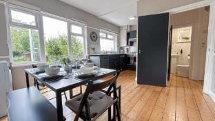 Prestigious 3Bed with Parking near Kingston Thames Apartment in Kingston upon Thames