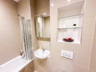 Hoxton 3-Bed Flat w/ Balcony | Old St, Shoreditch  Apartment in London Borough of Islington