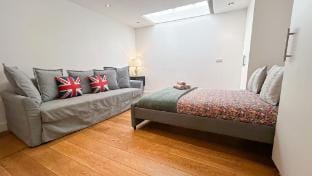 Spacious 3- bedroom apartment with terrace Apartment in London Borough of Islington