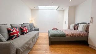 Spacious 3- bedroom apartment with terrace Apartment in London Borough of Islington