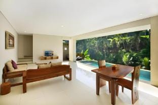 Comfy 1BR Private Pool Villa with Forest View Villa in Tampaksiring
