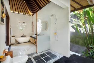 Comfy 1BR Private Pool Villa with Forest View Villa in Tampaksiring