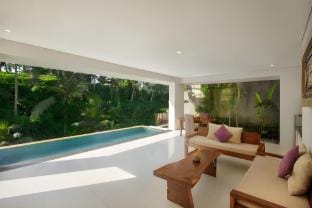Comfy 1BR Private Pool Villa with Forest View Villa in Tampaksiring