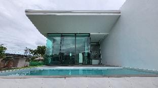 The Brahminy Kite Poolvilla Thale Noi Villa in Thailand