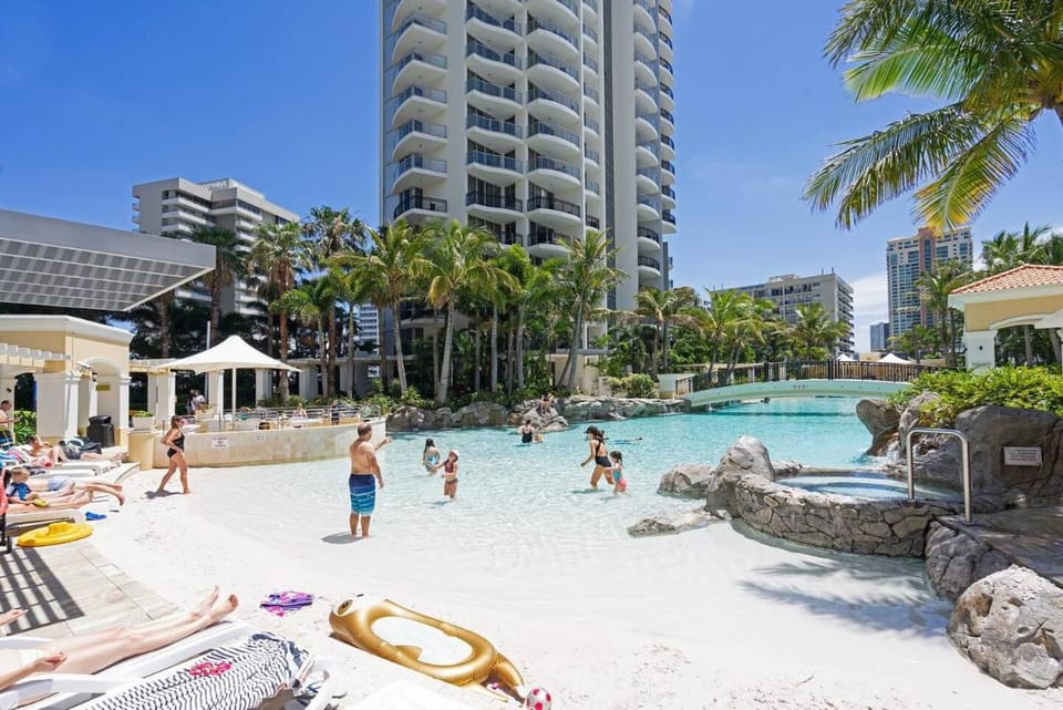 Resort Style Living - Chevron Renaissance Apartment in Surfers Paradise