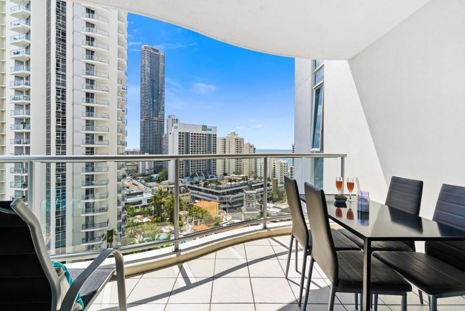 Resort Style Living - Chevron Renaissance Apartment in Surfers Paradise