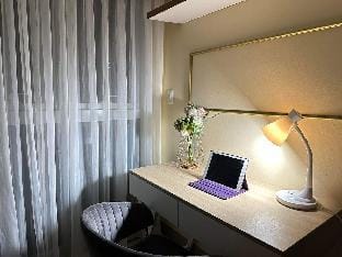 Uptown BGC w/ parking, view & balcony Apartment in Makati